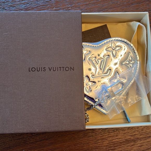 Louis Vuitton heart shaped coin purse - Picture 7 of 9